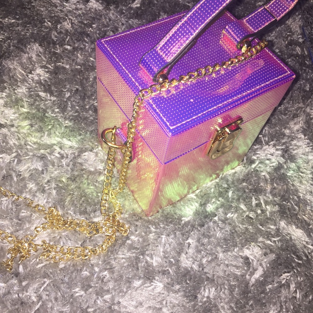 Holographic cross body with removable chain 💕